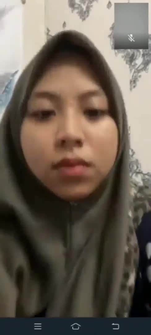 Hijab stres masukin 3 jari sekaligus kedalam memeknya